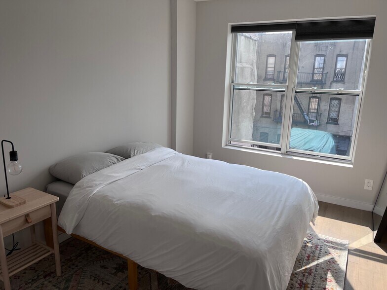 Building Photo - 1390 Putnam Ave