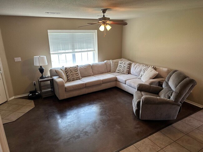 Building Photo - Available August 1st!  3-Bedroom, 2-Bathro...