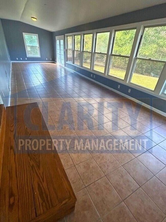 Building Photo - Spacious 3 bedroom, 2 bath home