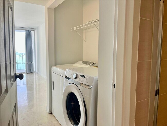 Building Photo - 7601 E Treasure Dr