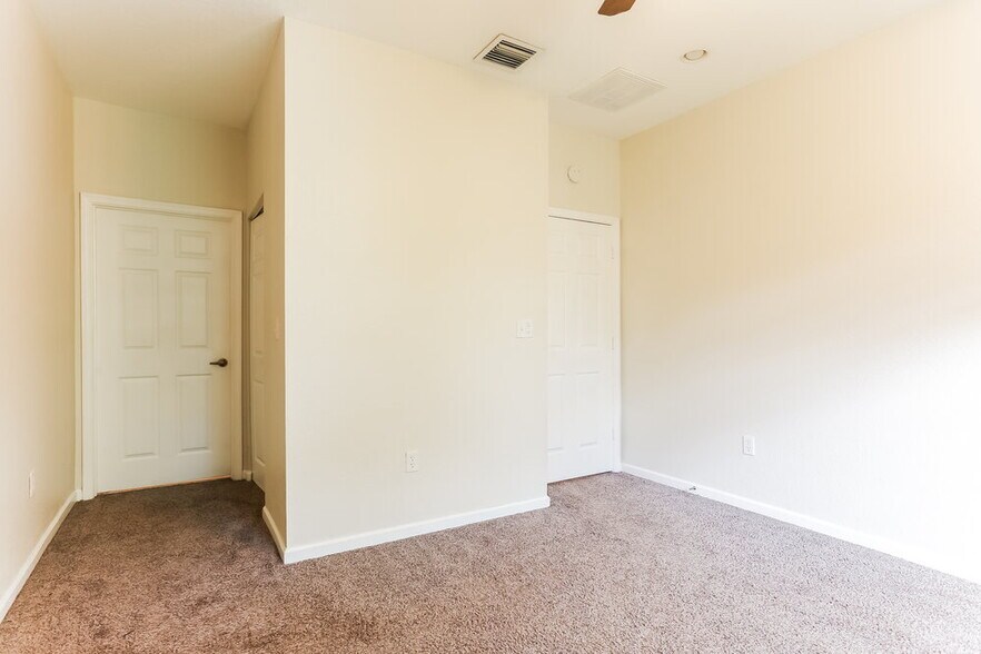 Building Photo - 2423 NW 31st Ct