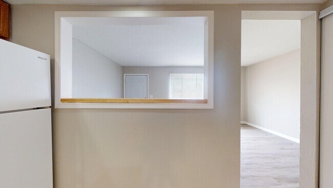 Building Photo - Elyria - updated 2 bedroom/1 bath townhouse.