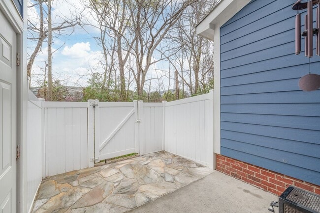 Building Photo - (Coming Soon) Newly Renovated Townhome Oas...