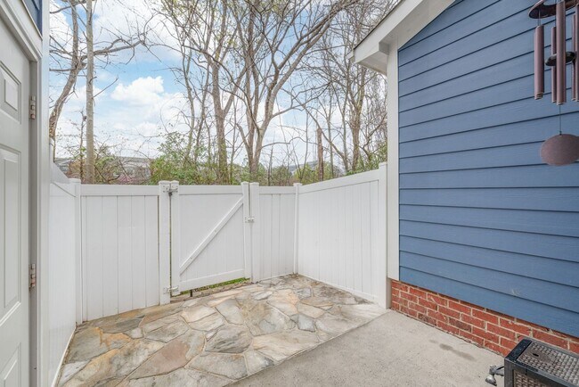 Building Photo - Newly Renovated Townhome Oasis in Wesley H...
