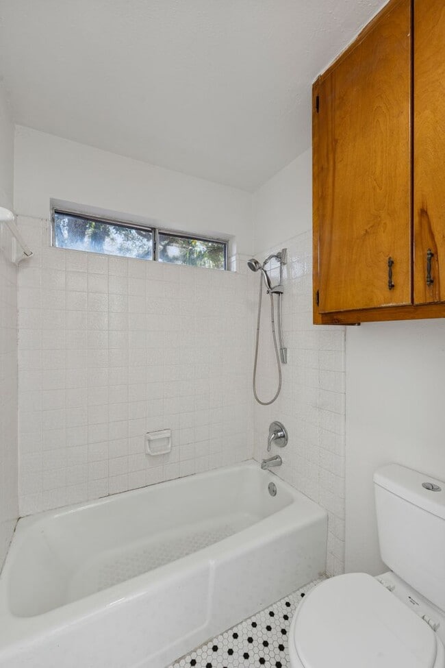 Building Photo - Cute & Convenient Home in Mission!