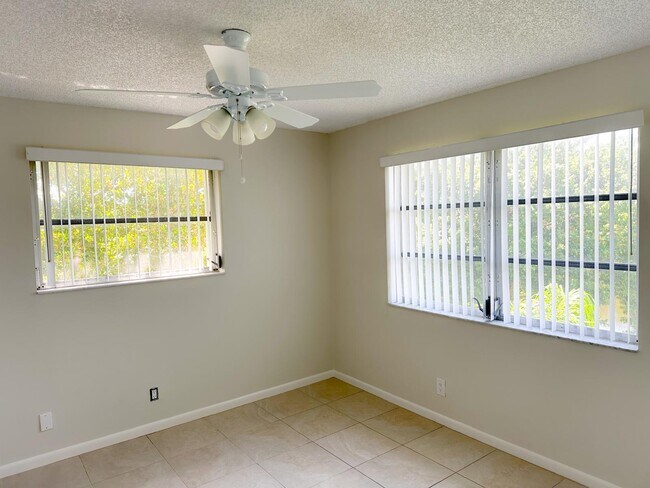 Building Photo - 2222 N Cypress Bend Dr