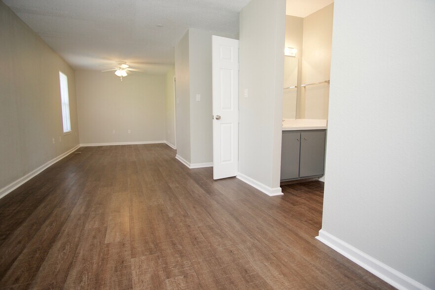 Building Photo - 138 Welch Place, unit 2