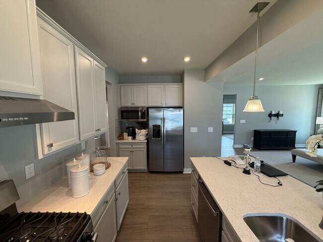Building Photo - Never loved in Model Homes