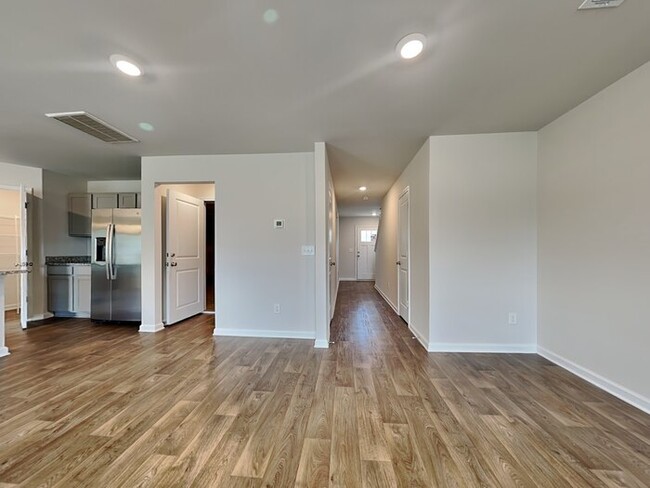 Building Photo - Coming Soon! Burnside Farms near USC, Fort...
