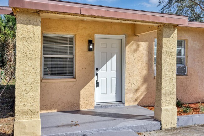 Building Photo - Charming Updated 1-Bedroom Home with Modern Kitchen & Cozy Front Patio