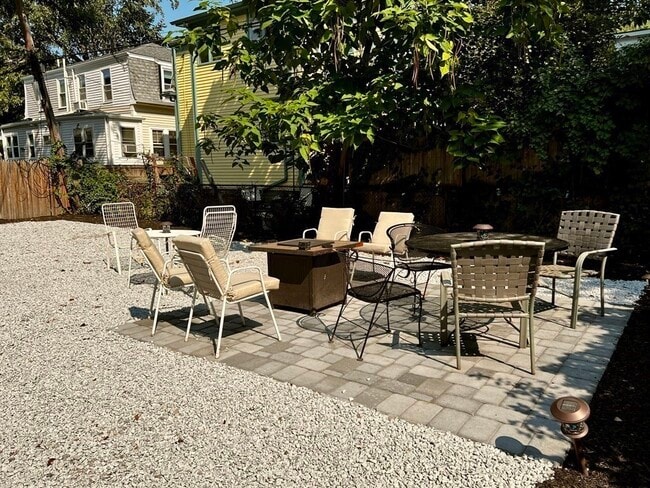 Building Photo - 102 Trowbridge St