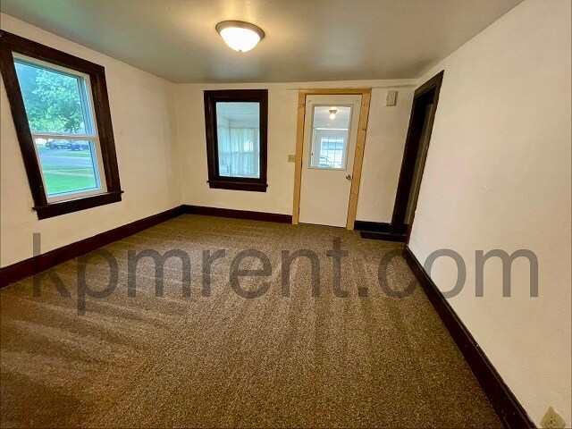 Building Photo - 621 Oak St
