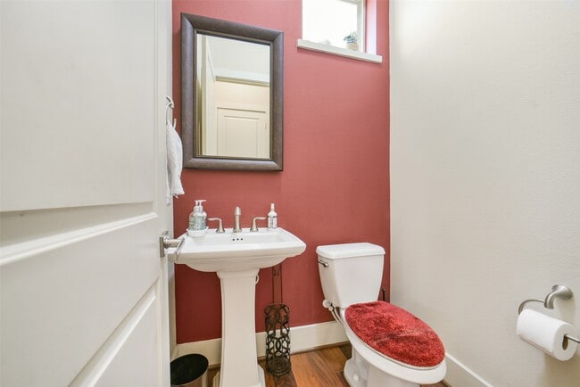 Building Photo - 5425 Hidalgo St