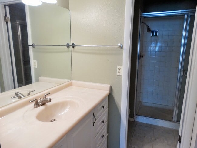 Building Photo - WonderfulTwo Bedroom/Two Bathroom Townhouse