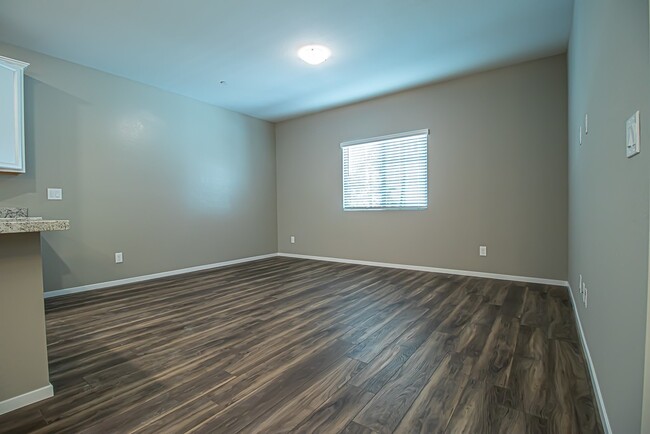 Building Photo - 3BR/ 2.5BA TOWNHOUSE IN North Las Vegas Av...