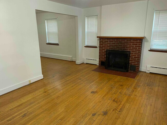 Primary Photo - 10 N Court St