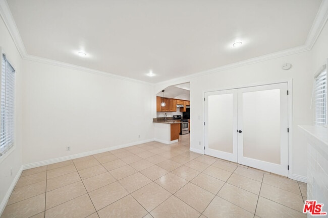 Building Photo - 6680 De Longpre Ave