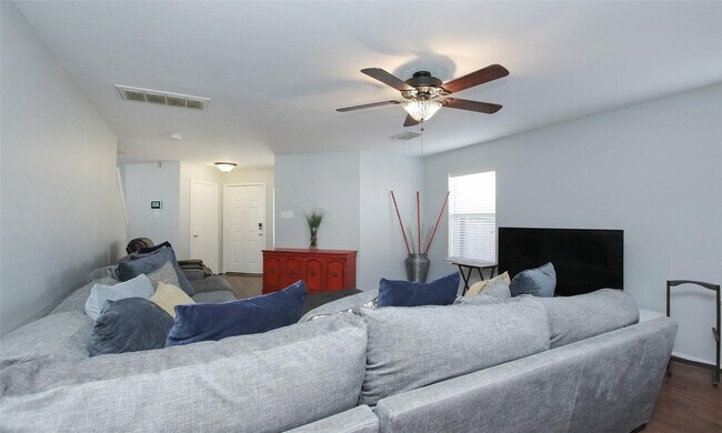 Building Photo - 6010 Ridgebriar Ln