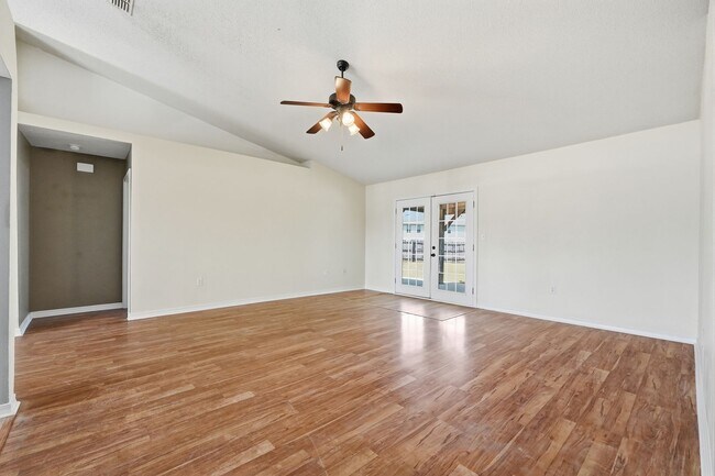 Building Photo - 3 Bedroom in Central Crestview!