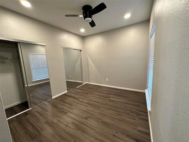 Building Photo - 10855 Meadowglen Ln