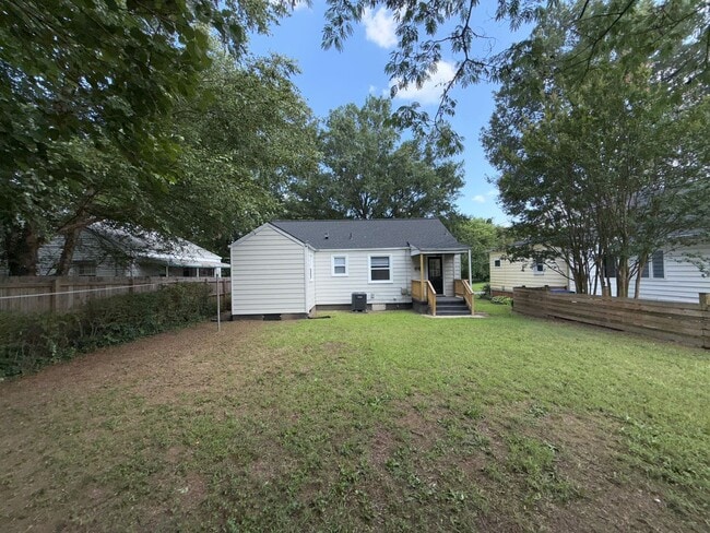 Building Photo - Beautiful renovated 3 bedroom 2 full bath ...