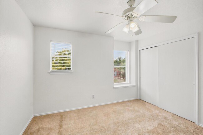 Building Photo - Freshly Painted 3 bedroom home!