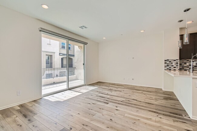 Building Photo - Stylish Three-Story Townhome with Private Courtyard & Pool Access