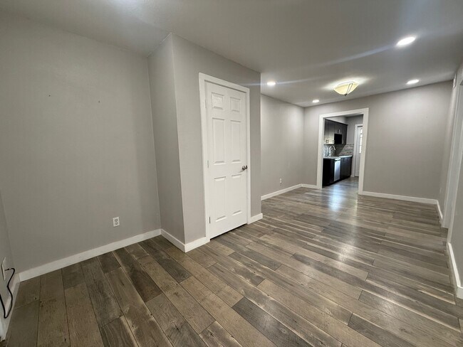 Building Photo - 8299 Kingsbrook Rd