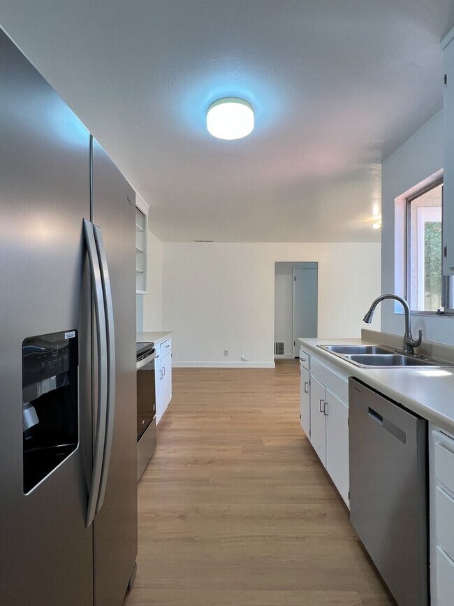 Building Photo - Updated Three Bedroom Napa Home