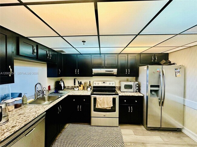 Building Photo - 2625 Collins Ave