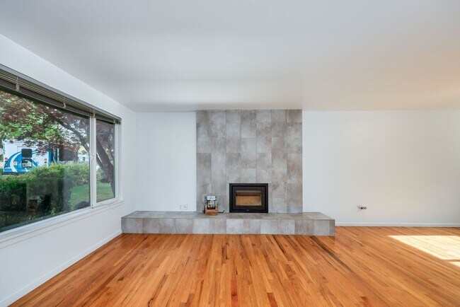 Building Photo - Downtown Bainrbidge Rental -  1/2 Off June...