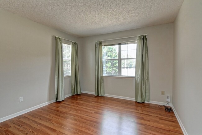 Building Photo - 1st Floor End-Unit Garden Style 2br/2bth w...