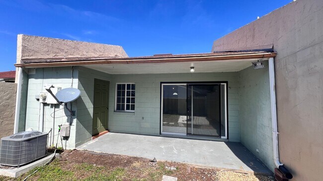 Building Photo - 2 Bedroom/1 Bath Townhome in Orlando!