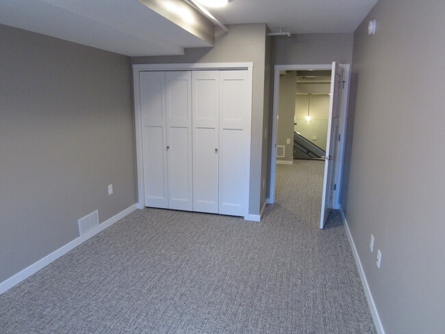 Building Photo - 211 S Broadway