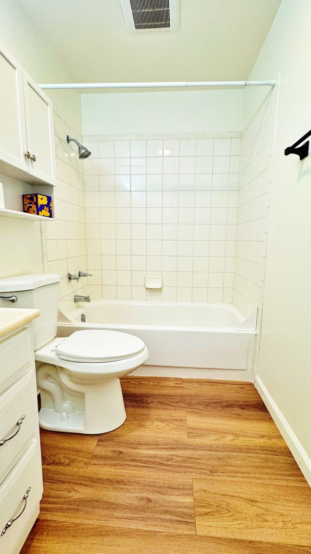 Building Photo - Fully Remodeled Sunny & Quiet Top Floor St...