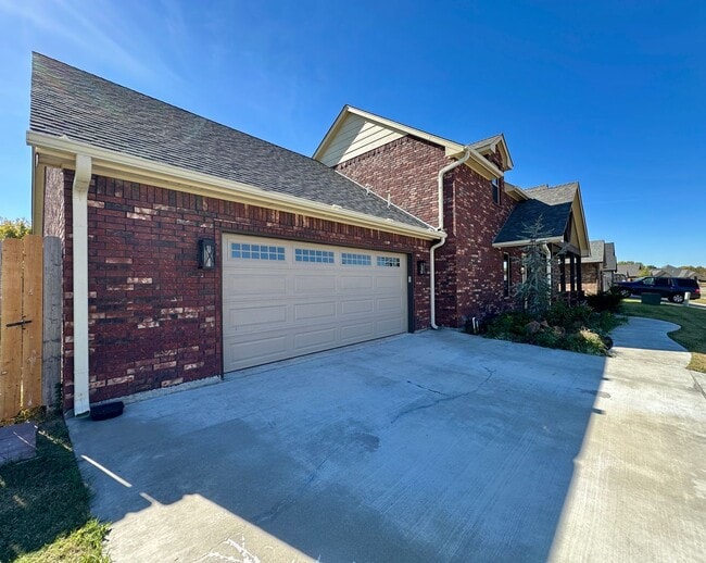 Building Photo - Rent Reduction!! 2 story, 5-bedroom 3 bath home in Wyatt Acres