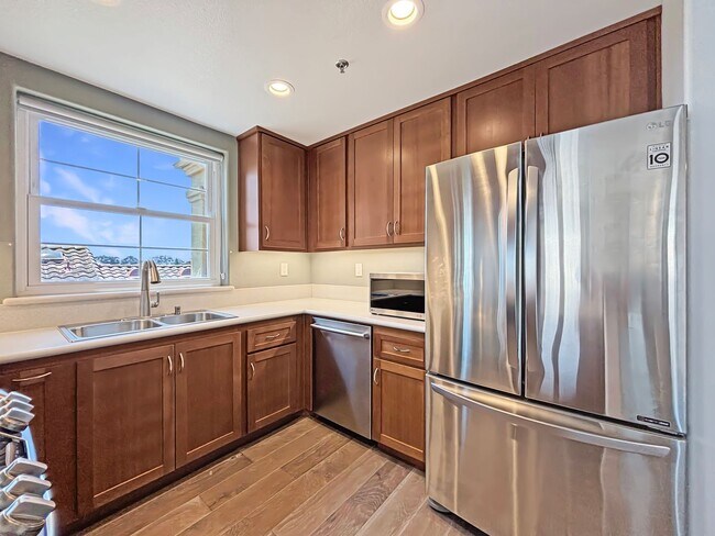 Building Photo - Updated 2B/2BA Condo in Hillcrest W/ Parki...