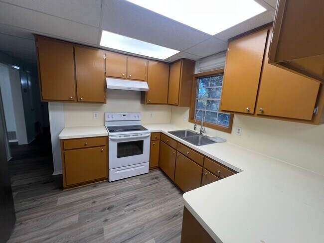 Building Photo - 11106 N Dowling Rd