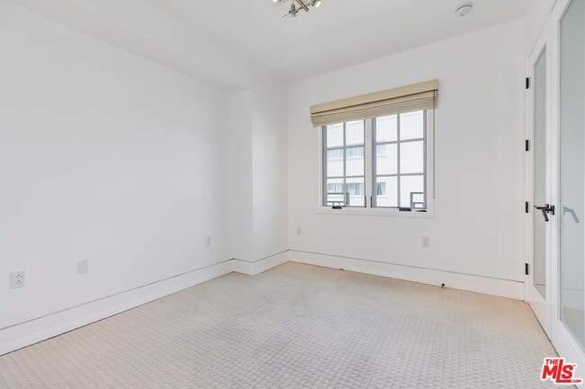 Building Photo - 225 S Hamilton Dr