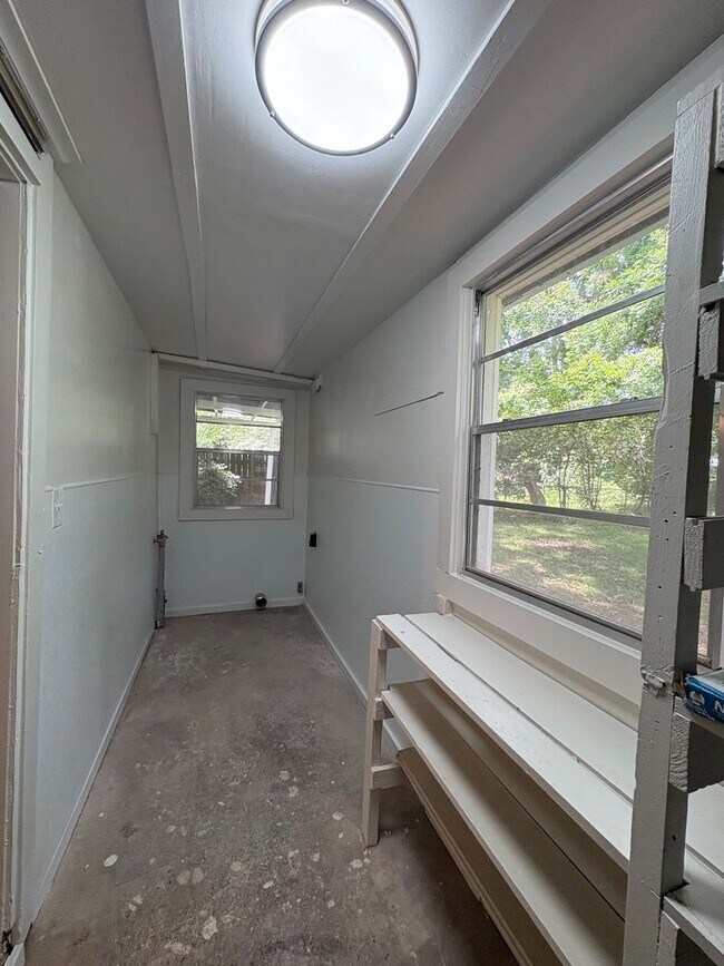 Building Photo - Beautiful 4 bedroom/1 bath with Central Air & Heat on Corner Lot