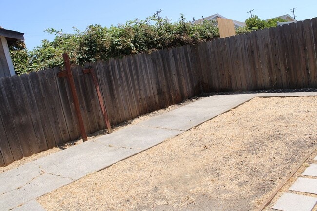 Building Photo - Three Bedroom, One Bathroom House in San Pablo with Laundry Room