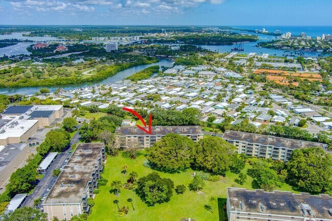 Building Photo - 300 N Hwy A1A