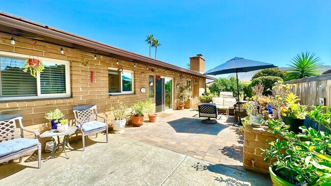 Building Photo - Beautifully Appointed & Fully Furnished, S...