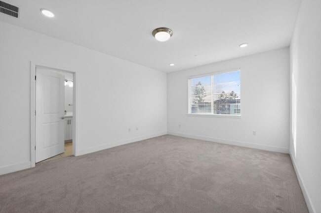 Building Photo - 392 Line St