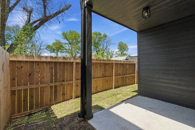 Building Photo - 8805 Parkway Dr