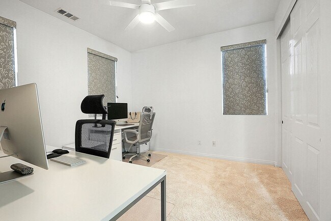 Building Photo - Beautiful executive home in the Eastlake-C...