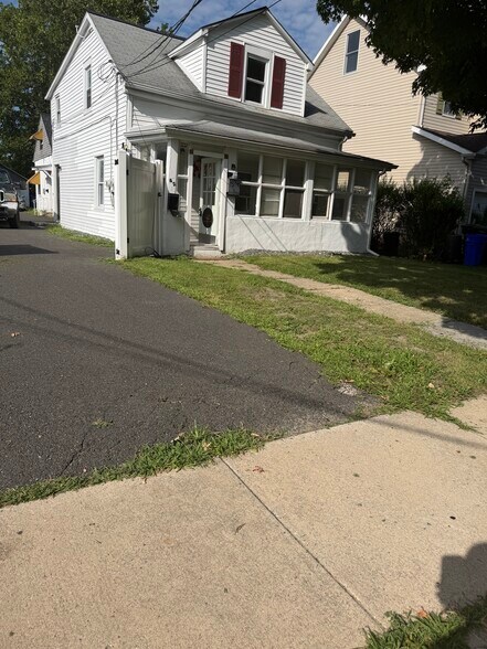 Building Photo - 42 Nelson Ave