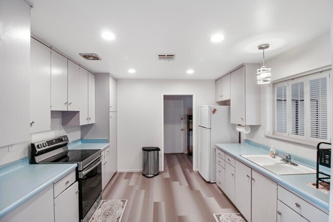 Building Photo - 43480 Illinois Ave