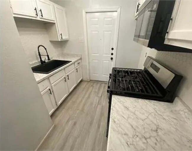 Building Photo - Charming Newly Renovated 2-Bedroom Duplex ...