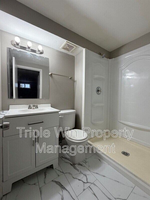 Building Photo - 1665 Queens Dr